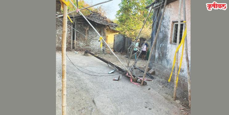 खाड्याचा पाडा गावातील विजेचे खांब कोसळले….