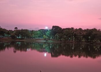 मावळत्या सूर्याने सरोवराला चढवले रंग