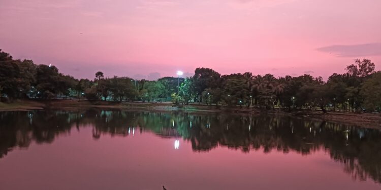 मावळत्या सूर्याने सरोवराला चढवले रंग