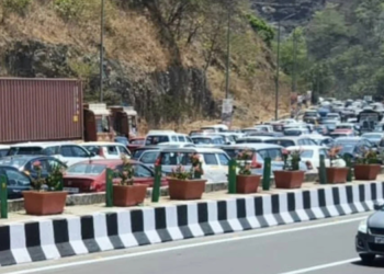 सलग सुट्ट्यांचा फटका! मुंबई-पुणे महामार्गावर वाहतूक कोंडी