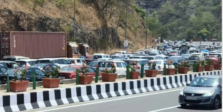 सलग सुट्ट्यांचा फटका! मुंबई-पुणे महामार्गावर वाहतूक कोंडी