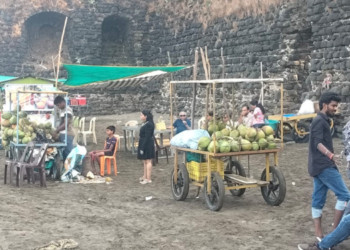 रेवदंडा समुद्र किनाऱ्यास पर्यटकांची पसंती; स्वच्छतेचा प्रश्न ऐरणीवर