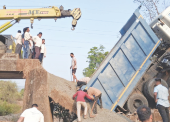 आमणोलीत प्रवासी पूल कोसळला