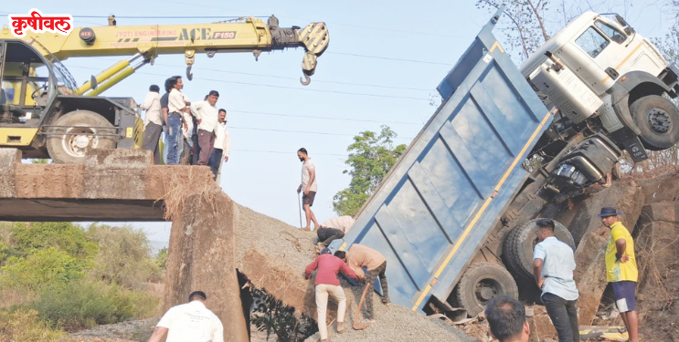 आमणोलीत प्रवासी पूल कोसळला