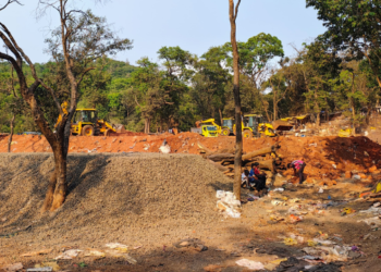 वाहनतळाच्या नावाखाली माती उत्खनन