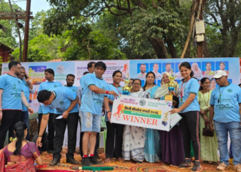 Marathon Competition: पर्यटक अन्‌‍ स्थानिक लाल मातीवर धावले