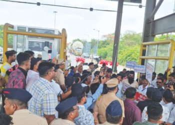 खारपाडा टोलनाक्यावर पत्रकारांचा संताप