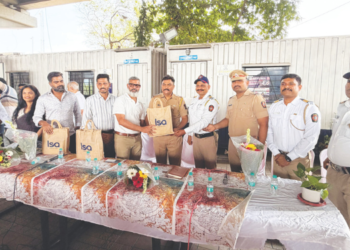 वाहतूक शाखेच्या पोलिसांचा सन्मान