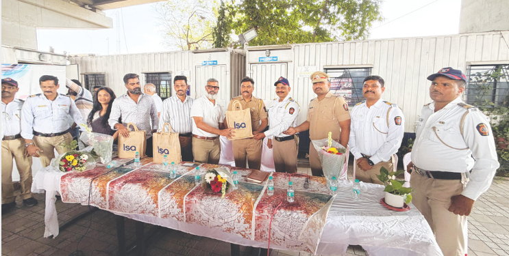 उरण वाहतूक शाखेच्या पोलिसांचा सन्मान
