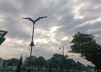 काळ्या ढगांनी उगवत्या सूर्याला घातला वेढा