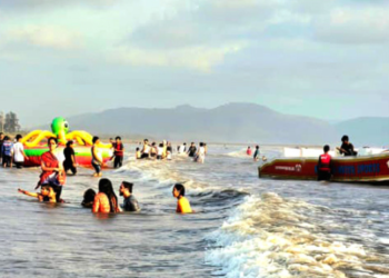 Nagaon Beach: उन्हाच्या झळांवर समुद्राच्या लाटांचा गारवा