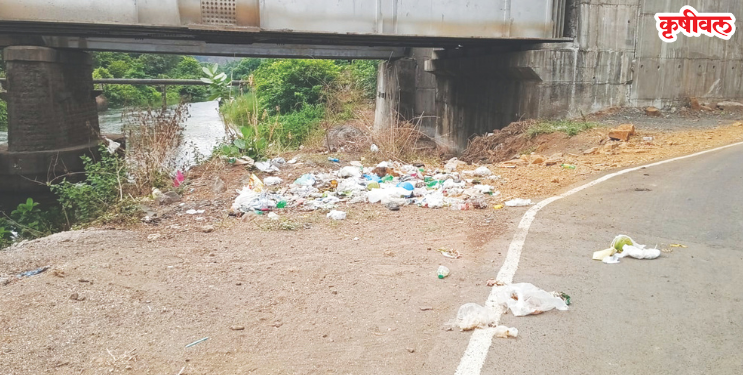 महिसदरा नदीपात्राजवळ कचऱ्याचे साम्राज्य