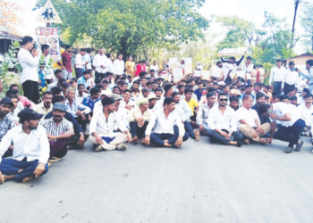 रस्ता नाही तर खुर्च्या खाली करा
