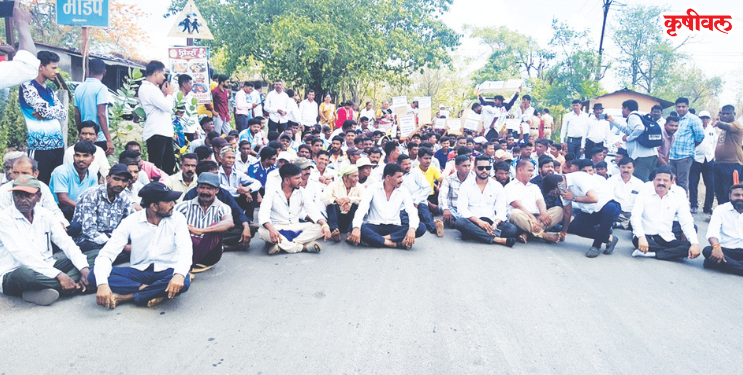 रस्ता नाही तर खुर्च्या खाली करा