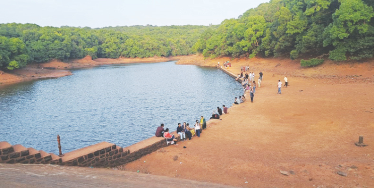शार्लेट लेकला स्वच्छतेची प्रतीक्षा