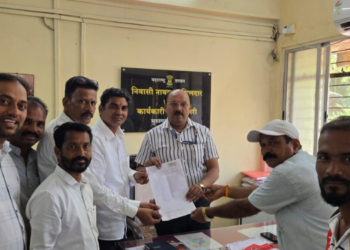 शेतकऱ्याने उखडला सार्वजनिक वाहतुकीचा रस्ता