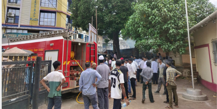 म्हसळा दिघी नाक्यावर भीषण आग