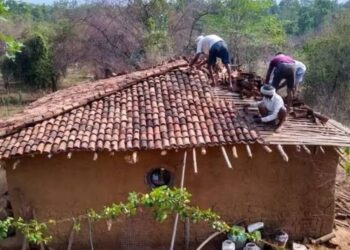 मान्सूनपूर्व घरांच्या शाकारणीला सुरुवात