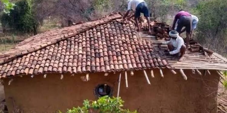 मान्सूनपूर्व घरांच्या शाकारणीला सुरुवात