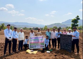 Soil Testing: वरंध गावात कृषीदूतांकडून माती परीक्षणाचे प्रात्यक्षिक