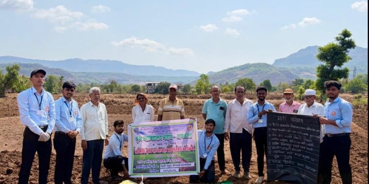 Soil Testing: वरंध गावात कृषीदूतांकडून माती परीक्षणाचे प्रात्यक्षिक