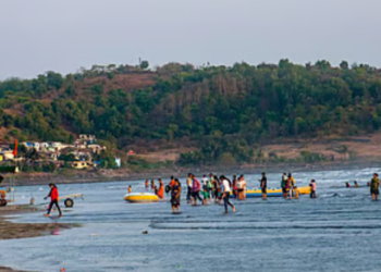 Revdanda Beach Tourism : रेवदंडा किनाऱ्यावर पर्यटकांची गर्दी