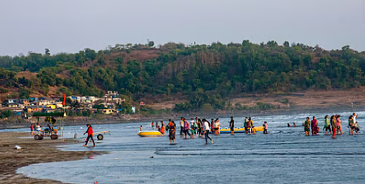 Revdanda Beach Tourism : रेवदंडा किनाऱ्यावर पर्यटकांची गर्दी