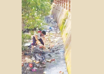 धोदाणीत सरपंच उतरले गटारात