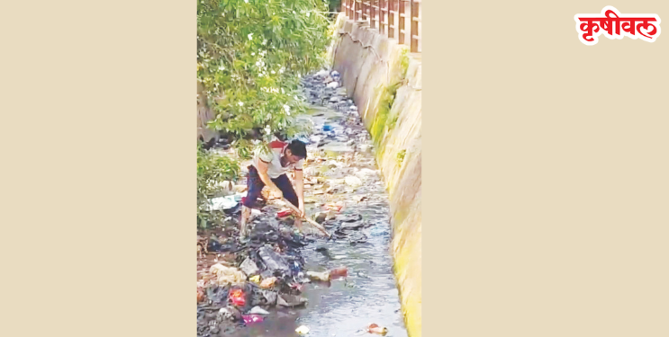 धोदाणीत सरपंच उतरले गटारात