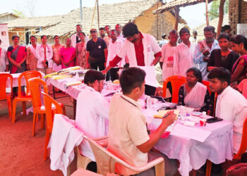 आदिवासी बांधवांची आरोग्य तपासणी