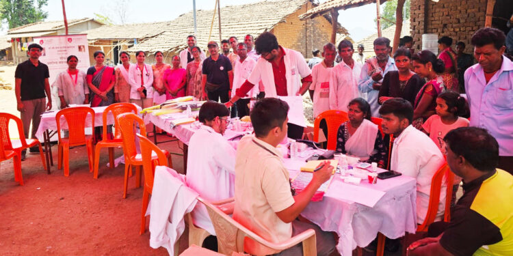 आदिवासी बांधवांची आरोग्य तपासणी