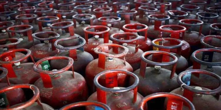 LPG Price Hike: महागाईचा पुन्हा झटका! घरगुती सिलिंडर महागला