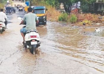 पहिल्याच पावसात रस्त्यावर नदी