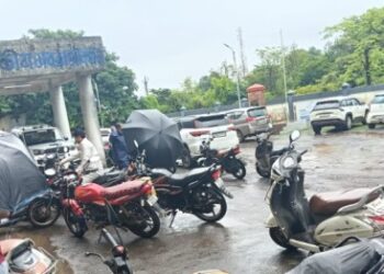 प्रशासकीय भवनासमोर बेशिस्त पार्किंग