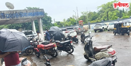 प्रशासकीय भवनासमोर बेशिस्त पार्किंग