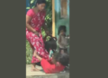 शाळेत रडते म्हणून पोटच्या मुलीला लाथेनी मारहाण