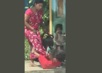 शाळेत रडते म्हणून पोटच्या मुलीला लाथेनी मारहाण