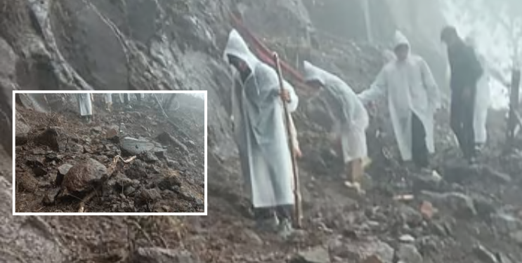 किल्ले रायगडच्या पायरी मार्गावर दगड कोसळले