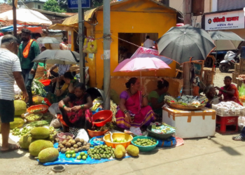 वटपौर्णिमेच्या खरेदीसाठी बाजारात गर्दी