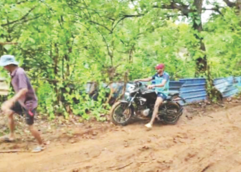 प्रशासनाच्या निष्काळजीपणामुळे रस्ता चिखलात