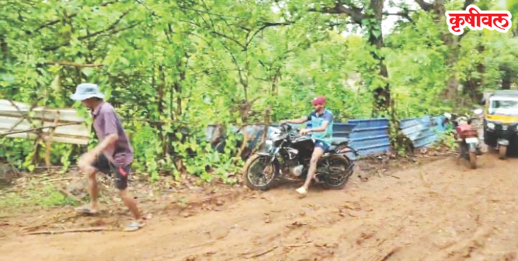 प्रशासनाच्या निष्काळजीपणामुळे रस्ता चिखलात