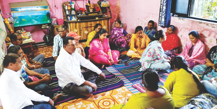 चित्रलेखा पाटील यांनी केले नयन पाटील यांच्या कुटुंबियांचे सांत्वन