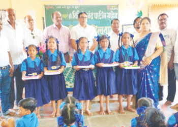 विवेक पाटील यांच्या वाढदिवसानिमित्त शैक्षणिक साहित्याचे वाटप