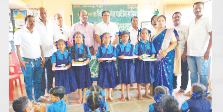 विवेक पाटील यांच्या वाढदिवसानिमित्त शैक्षणिक साहित्याचे वाटप