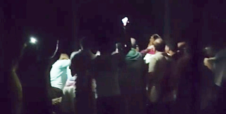 संतापजनक! मोबाईलच्या लाईटवर अंत्यविधी