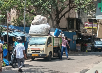 घंटागाड्यांमध्ये ओव्हरलोड कचरा