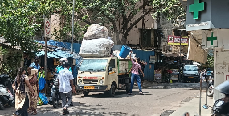 घंटागाड्यांमध्ये ओव्हरलोड कचरा