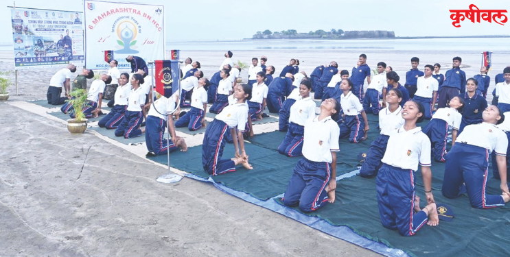 अलिबाग समुद्रकिनाऱ्यावर योग दिन साजरा