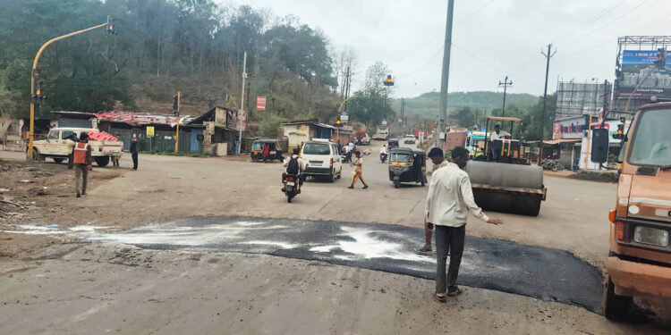 चारफाटा पूल बनला खड्डेमुक्त