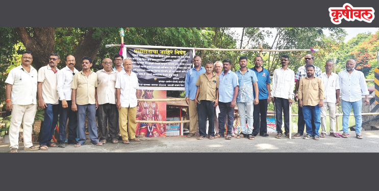 भोगावती पुलावर उभारला बांबूचा कठडा